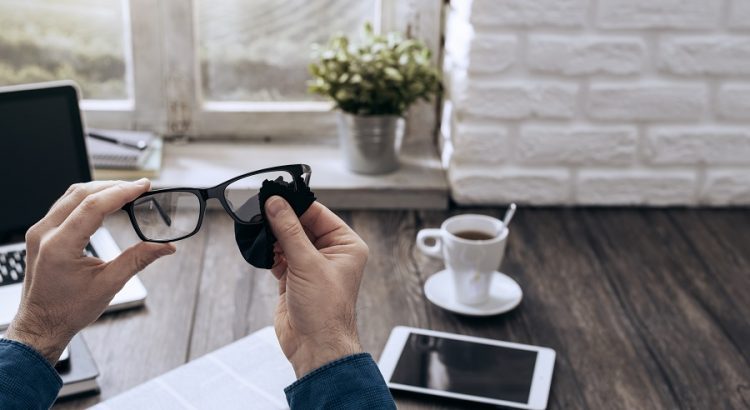 10 dicas para cuidar das lentes dos seus óculos