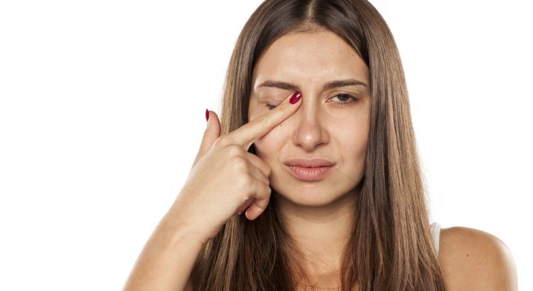 Esfregar os olhos faz mal