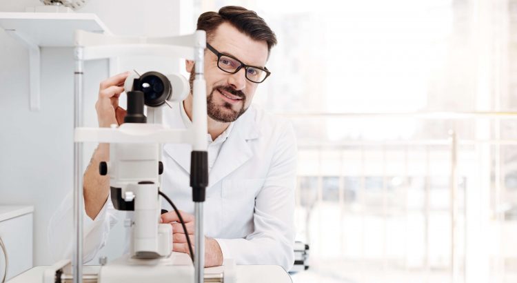 Médico Oftalmologista segurando Oftalmoscópio, usado em exame de vista