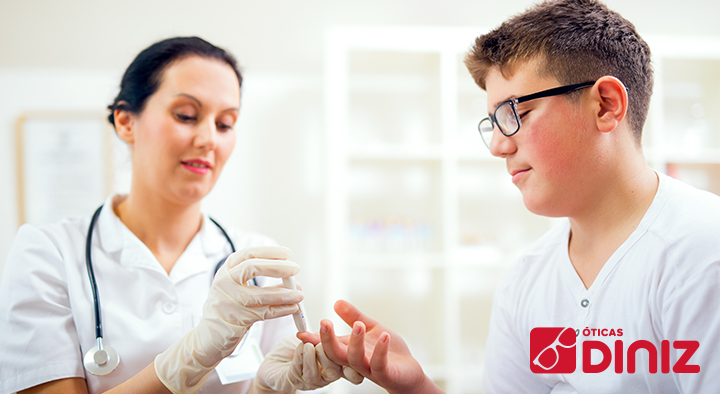 enfermeira medindo diabetes de garoto com óculos em uma clinica médica