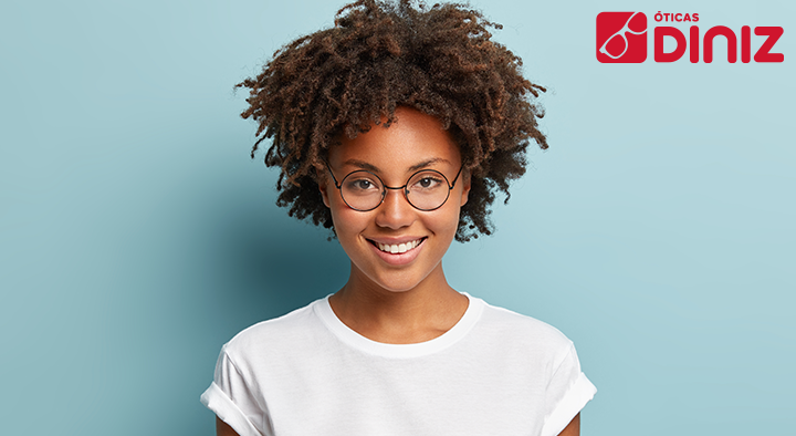 mulher negra de oculos com filtro de luz azul sorrindo