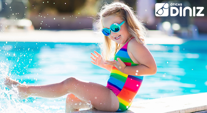 Menina-de-maiô-na-beira-de-piscina-usa-óculos-escuros-no-verão