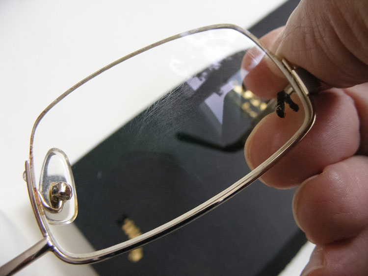 Re-shoot Grudge Comrade Evite riscos nos óculos e saiba como cuidar melhor das lentes - Blog -  Óticas Diniz