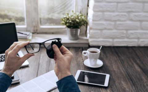 10 dicas para cuidar das lentes dos seus óculos