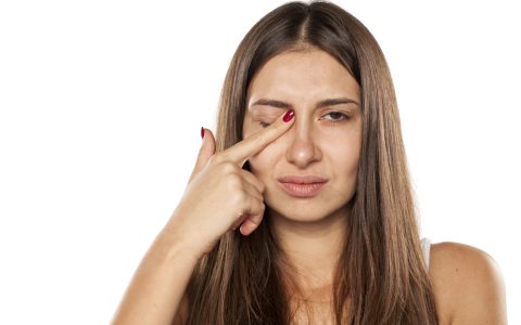 coçar os olhos faz mal