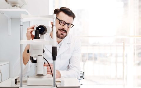 Médico Oftalmologista segurando Oftalmoscópio, usado em exame de vista