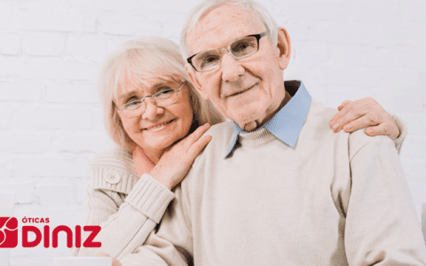 Dia Internacional do Idoso casal de idosos de óculos sorrindo