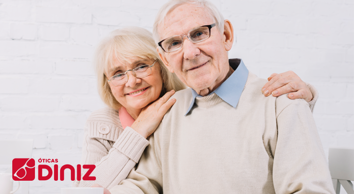 Dia Internacional do Idoso casal de idosos de óculos sorrindo