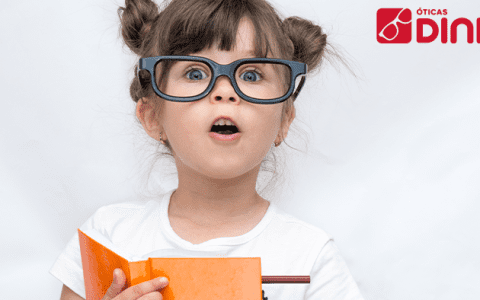 menina de óculos surpresa com a leitura do livro