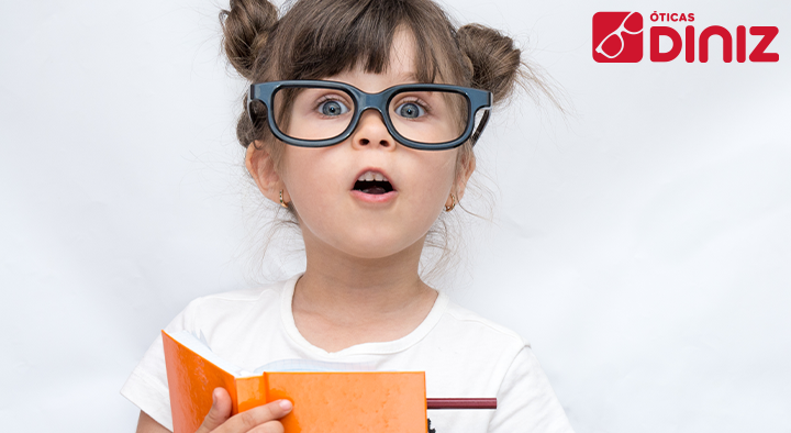 menina de óculos surpresa com a leitura do livro