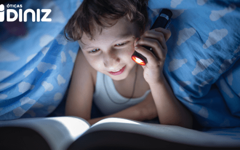 crianca-comeca-a-ler-no-escuro-embaixo-do-cobertor