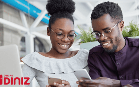 casal negro de oculos filtro de luz azul mexendo no celular