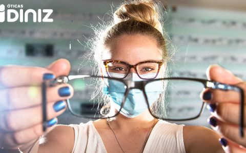 Mulher seguindo os protocolos de segurança_usando óculos e máscara_mostra óculos no ótica