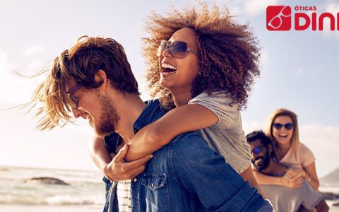 casal de homem e mulher e um casal de amigos estão de óculos escuros no verão