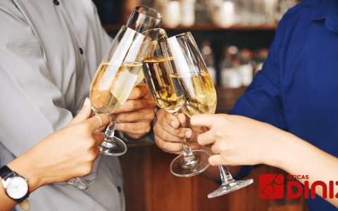 homem-e-mulher-usam-taças-para-brindar_texto-trata-o-Consumo-excessivo-de-álcool