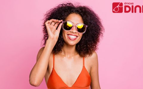 mulher usa óculos escuros para proteger os olhos no verão