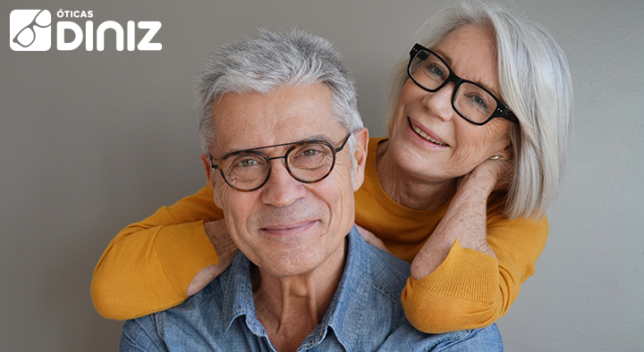 Um casal branco da terceira idade usa óculos de grau