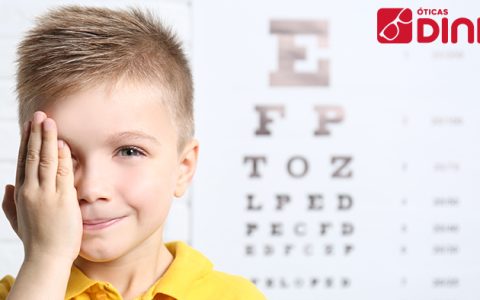 Menino tampa um dos olhos com a mão para fazer exames de vista