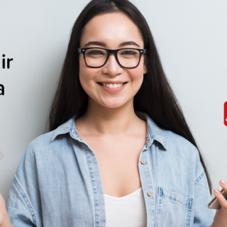 Mulher branca de óculos e de cabelo longo preto, vestindo blusa branca e camisa azul, segura um cartão de crédito em uma mão e celular na outra. Na imagem, está escrito "Como medir a DNP para comprar óculos online".