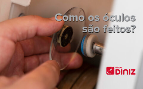 Imagem com uma mão colocando um bloco de lente em uma máquina