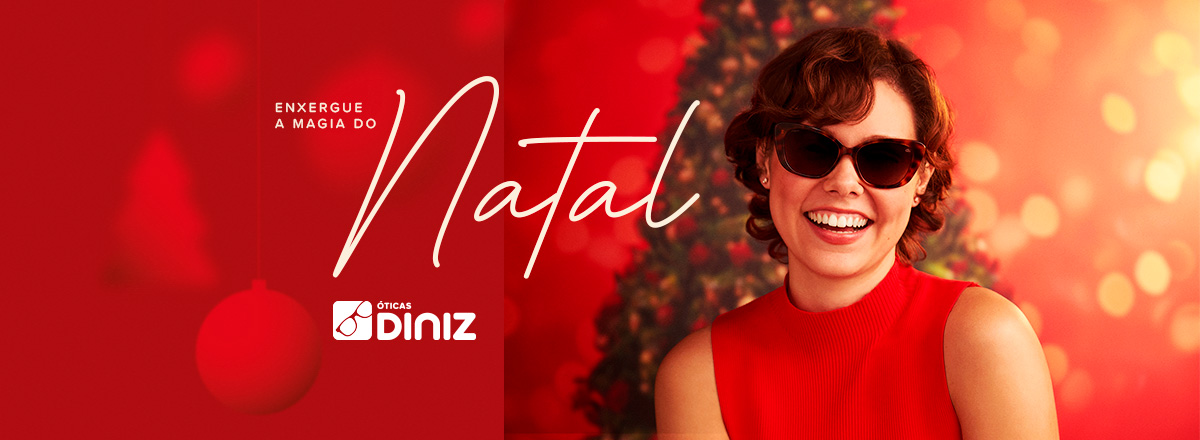 Na imagem, há uma mulher branca sorrindo de cabelo ondulado, com óculos de sol e blusa vermelha em frente há uma árvore de natal iluminada e enfeitada. A montagem tem o texto: "Enxergue a magia do Natal! Compre um óculos de sol e grane 50% desconto no segundo óculos de sol".